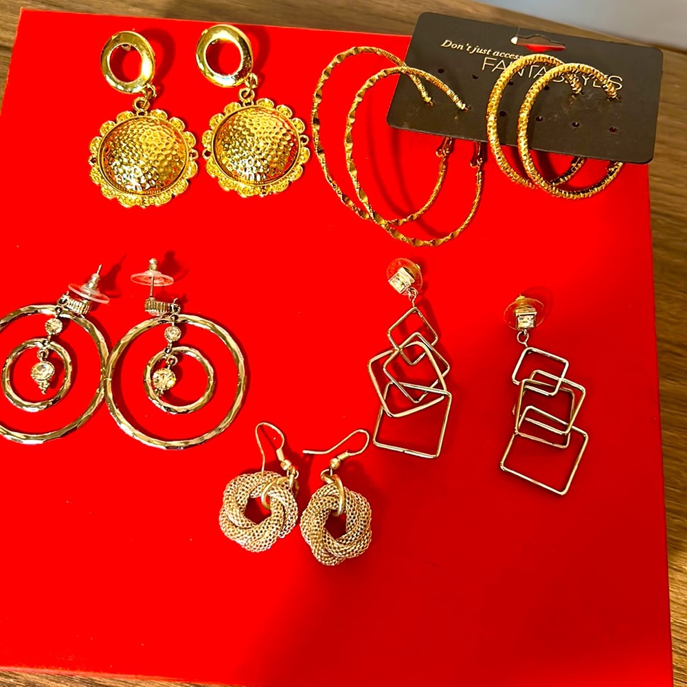 LOT OF SIX PAIRS OF EARRINGS GOLD AND SILVER TONE